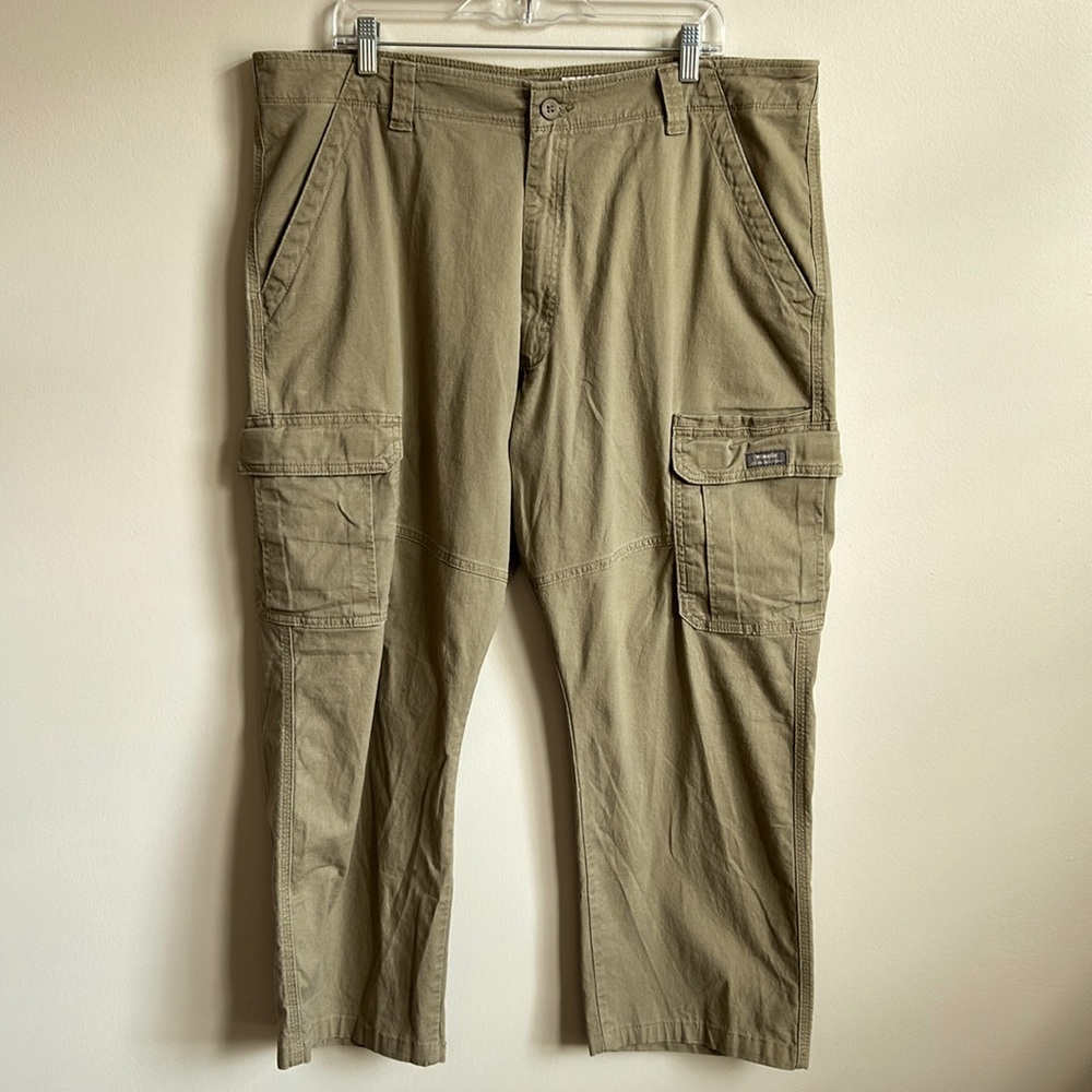 Wrangler Relaxed Fit Cargo Pants. 98% cotton. Khaki. Great shape. 40x30.
